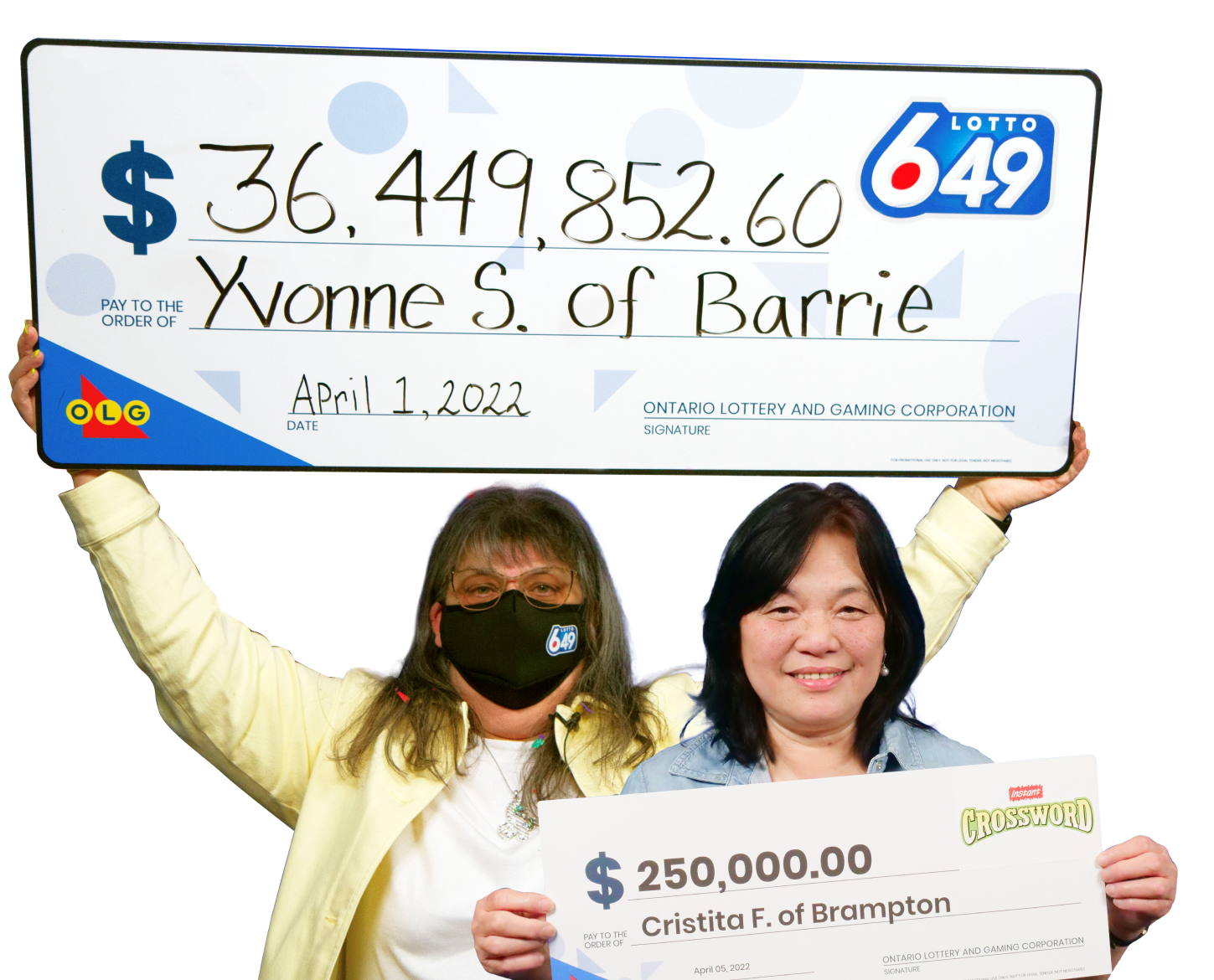 Deux femmes qui ont gagné à la loterie avec chèques gagnants de Lotto 6/49 et d'Instant Crossword.